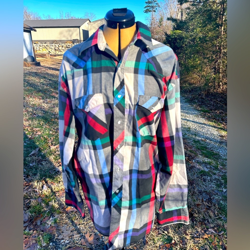 Vintage Wrangler pearl snap button down shirt. Ranch. Western. Rodeo. Size XL